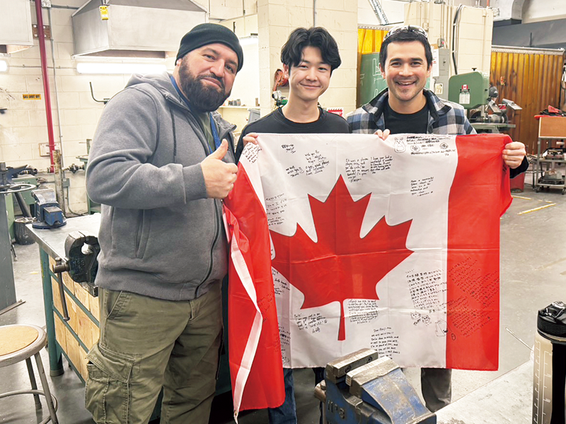 選択授業「Metal Work（鉄工）」の最後の日に先生と記念撮影