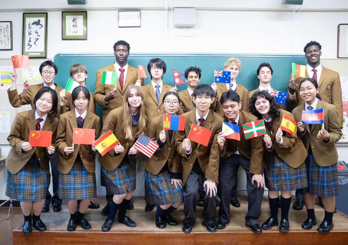 世界各国からやってきた学生たちの集合写真。
